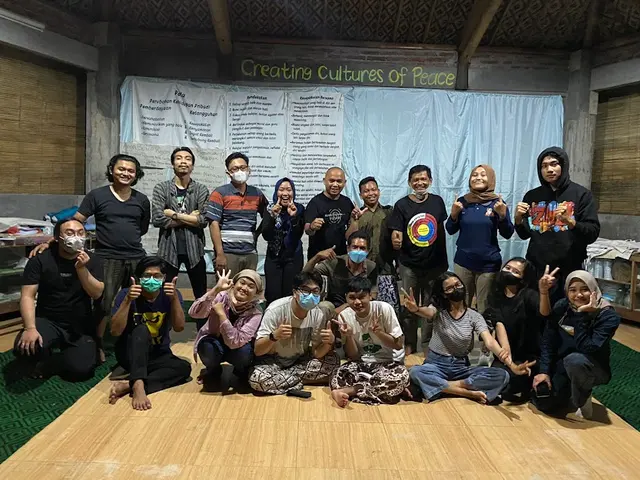 Peserta menyusun diagram laba-laba bersama di lantai ruang latihan