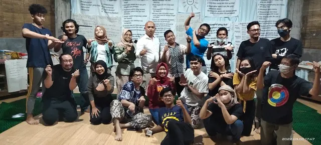 Foto bersama peserta pelatihan di depan poster-poster materi budaya damai
