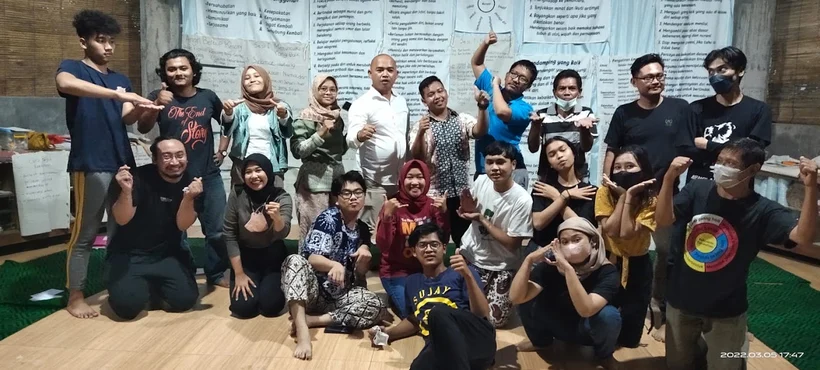 Foto bersama peserta pelatihan di depan poster-poster materi budaya damai