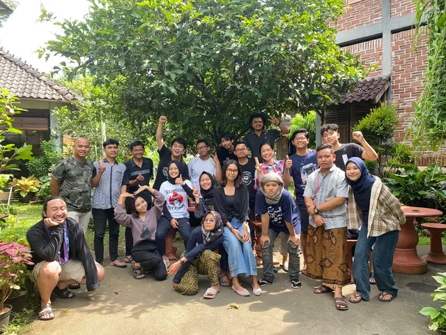 Foto bersama peserta pelatihan di taman Peace Place Pati