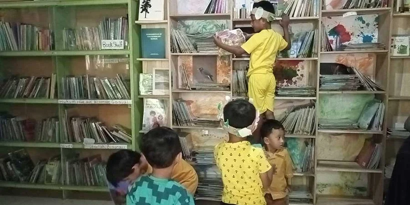 Children in the Joglo Peace Library try to find their favorite books in the shelve, Pati, 14 September 2026 by Nadhif