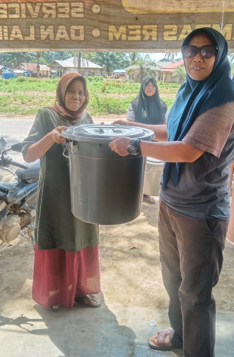 Mrs. Ijah (brown hijab-left) and Fauziah (blue hijab-right). Receipt of clean water storage containers, April 15, 2026 at Kampung Durian, Aceh Tamiang. Photo : Devi Aceh Tamiang