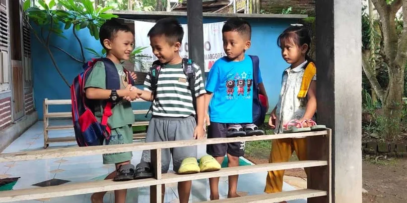 When children arrived in the morning, they greeted one another. From left to right: Geva Gembira, Hosea Hebat, Aska Aman, and Leandra Lucu.