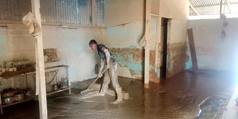 On December 8, 2025, some homes in Alur Cucur Village began to clear the mud. Photo by Andre