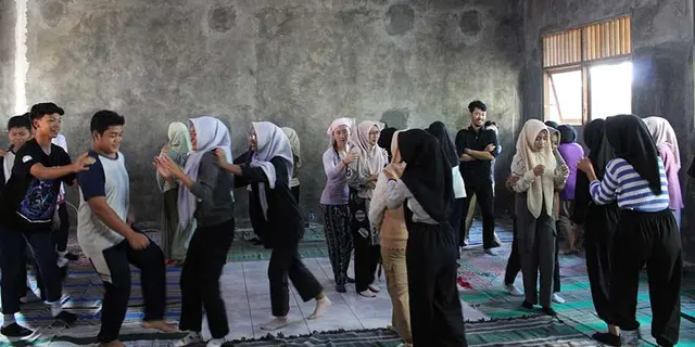 Supporting Teenagers in the Kendeng Mountains through Schools with Stories of the Power of Goodness.