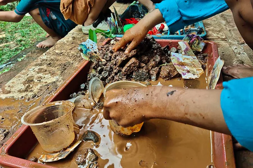 Children are interested in playing with mud, role-playing, and putting toys in it.