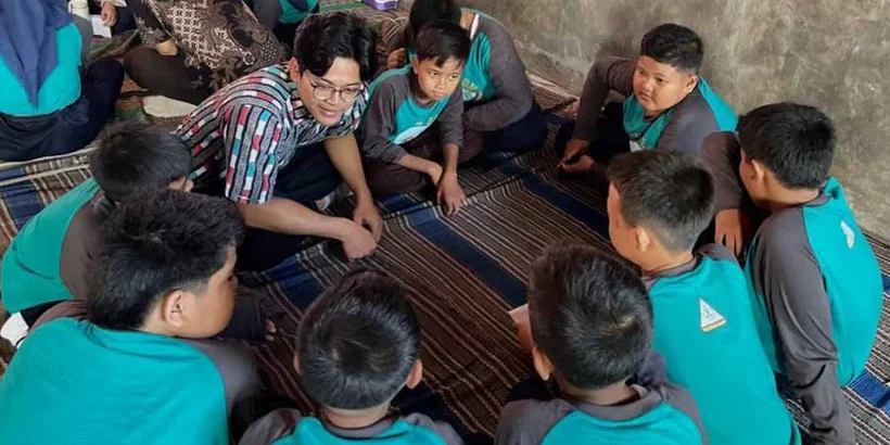 Tito and the first-grade students at Tambakromo Junior High School