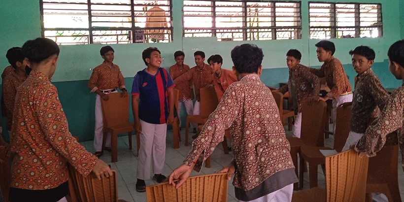 Al Husainy Secondary School Boys Class, playing with big wind blows. Fitra Malik led the play.