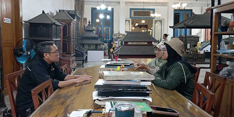 Nadhif and Mellia visit Radyapustaka, Manuscript library in Surakarta. They learn how to preserve old manuscript with natural ingredients