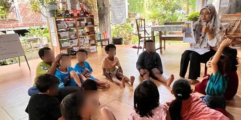 Reading a storybook before the activity (Taken by Nanik)