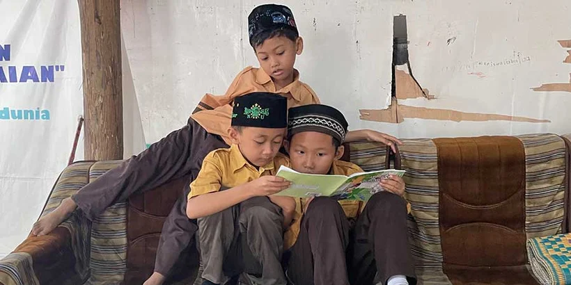 Nauval - Niscaya, Bintang - Baik, and Izar - Istimewa are reading children's books in a free play session.