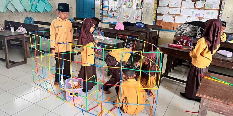 Royyan - Ramah and his friends built a boat to accommodate their friends and families as a preventive measure when the floods arrived.