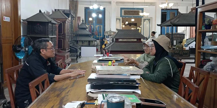 Nadhif and Mellia visit Radyapustaka, Manuscript library in Surakarta. They learn how to preserve old manuscript with natural ingredients