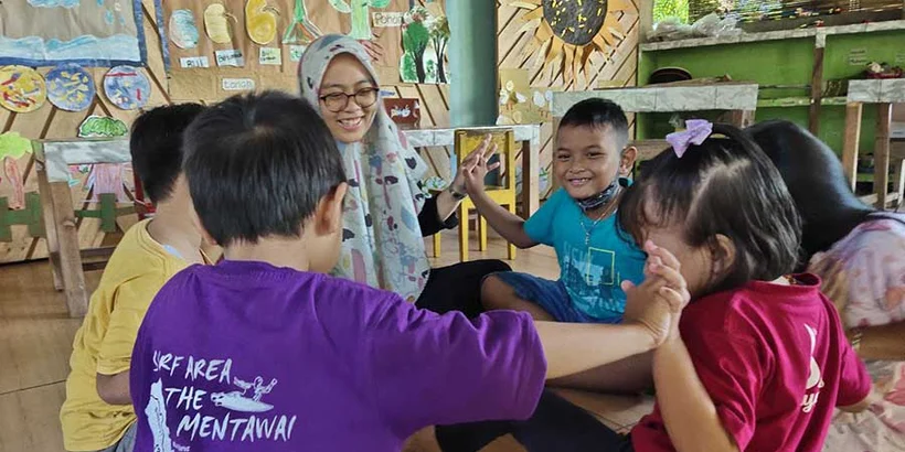 Elly, Advent, Gabriel, Joy, Arka, Raynand play light and livelies after reading the Power of Goodness story “a house built with love” taken by Nanik