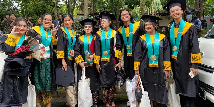 Tito and his friends from the English literature class at Satya Wacana Christian University graduated ( from left : Margaretha, Yemima, Yona,Sonia,Regina,Tito,Tiara, Yesaya) on April 25, 2024. Photo Tito friends