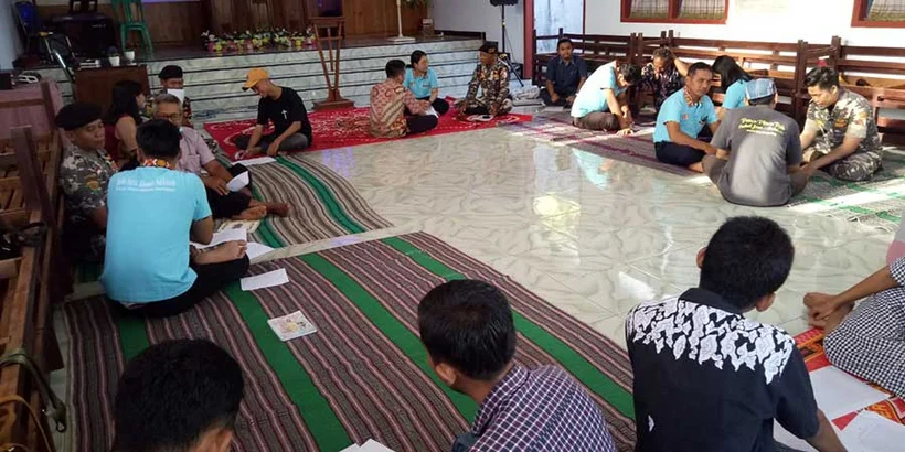 Sharing in groups of three, Interfaith PoG, cooperation theme, GITJ Jembulwunut 14 september 2022, Photo : Nanikjpeg