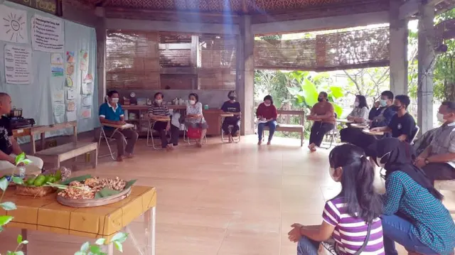 Training in Making Herbal Drinks for Improving Immunity During the Covid-19 Pandemic with Wilson Wani