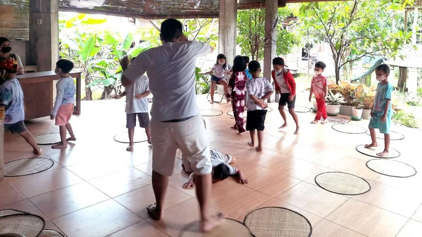 Dance with children of Joglo