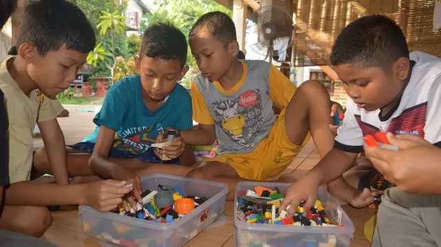 Weaving Friendship by Playing