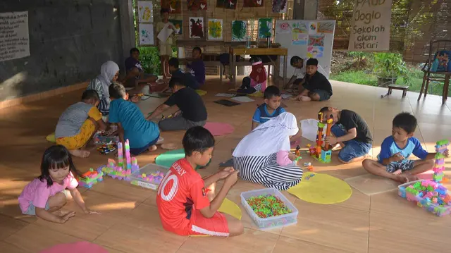 Weaving Friendship by Playing