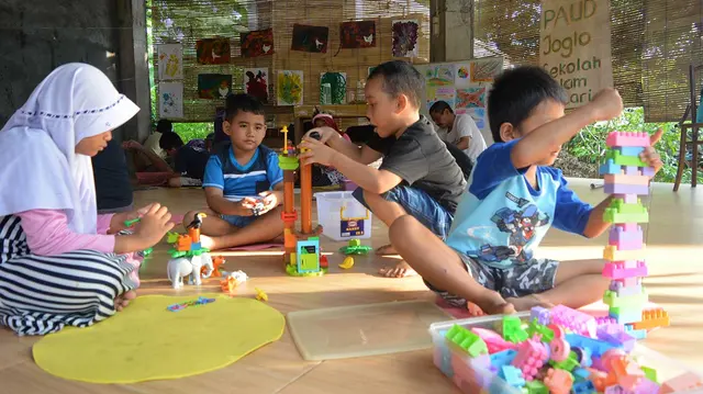 Weaving Friendship by Playing