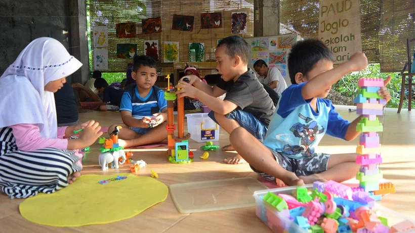 Weaving Friendship by Playing
