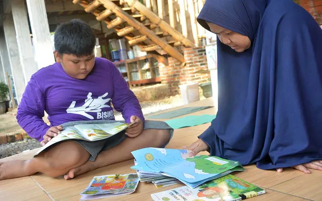 Weaving Friendship by Playing