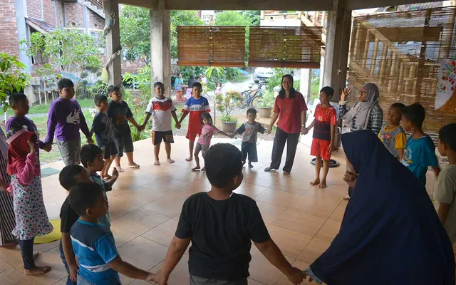 Weaving Friendship by Playing