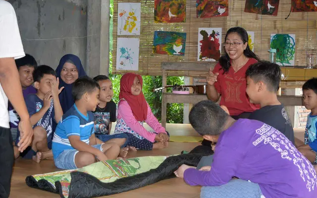 Weaving Friendship by Playing