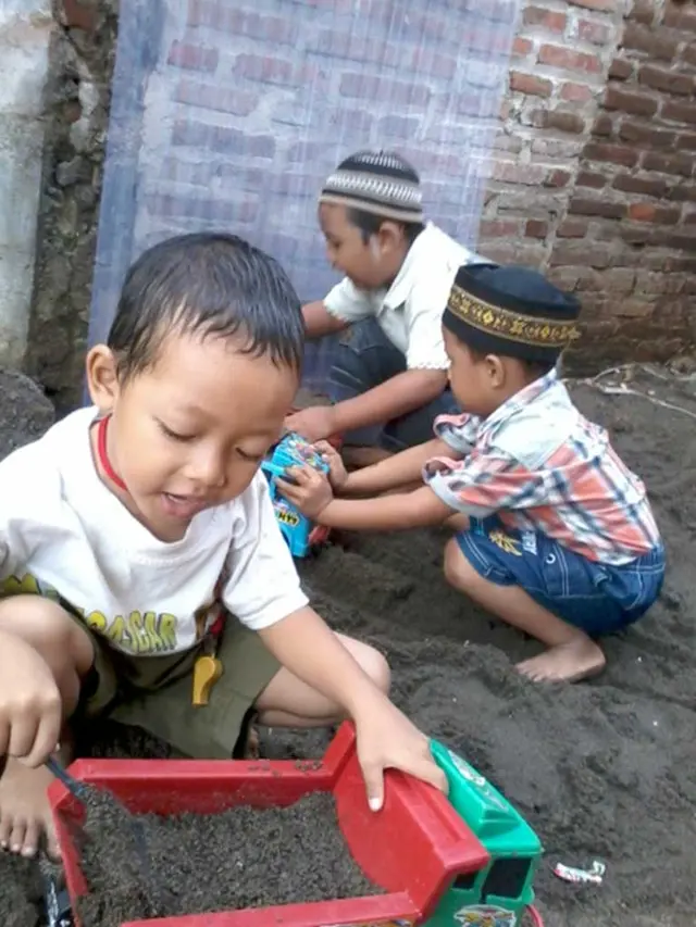Zumrotun and Sunadi, Tondomulyo, Indonesia