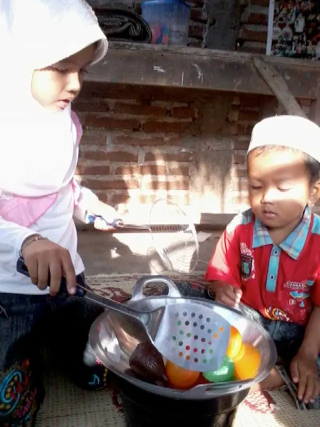 Zumrotun and Sunadi, Tondomulyo, Indonesia