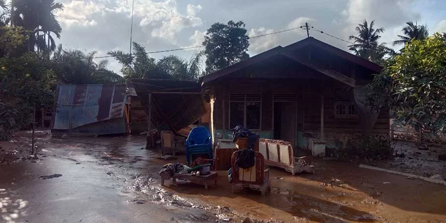 Ilham's house, Alur Cucur Village. The mud inside the house has not been cleaned because it is difficult to remove it because it is the same height as the yard. December 8, 2025. Photo by Andre.