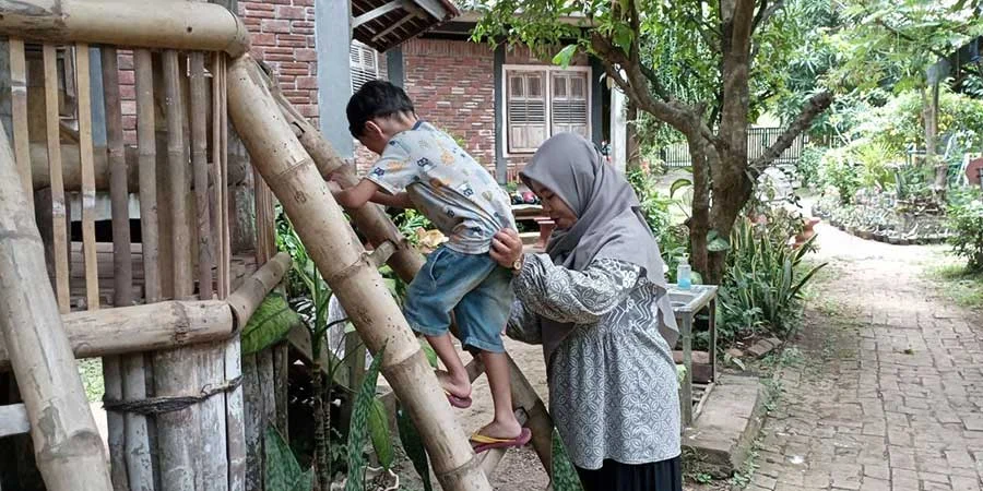 Dhea is helping the child down the stairs.
