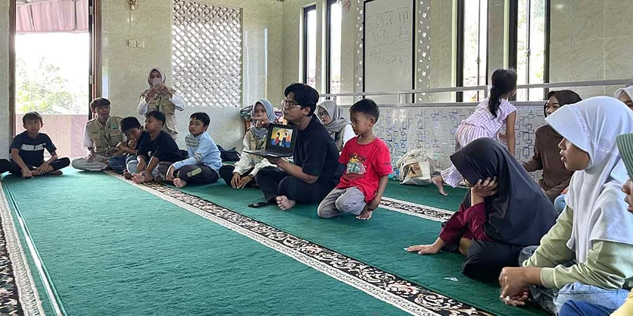 Tito read the Jelly Beans story with children in Gunungkidul, Yogyakarta, during the Power of Goodness event.