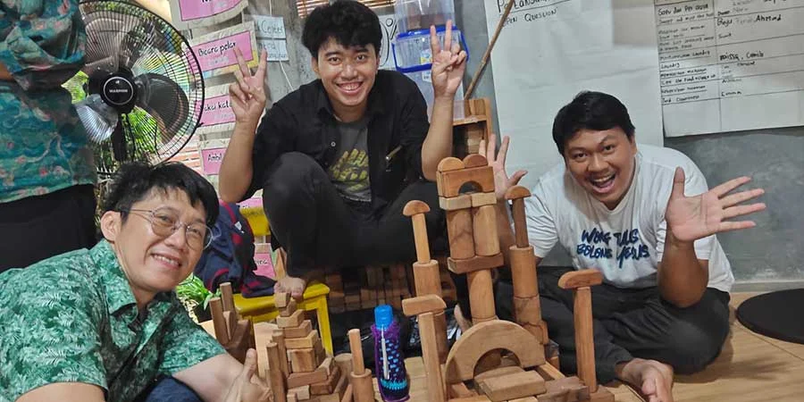Bayu (middle-black shirt) With Arif ( green batik shirt) and Johan (white t-shirt). Open play agenda at RJPT 2025, Peace Place Pati. Photo : Nanik