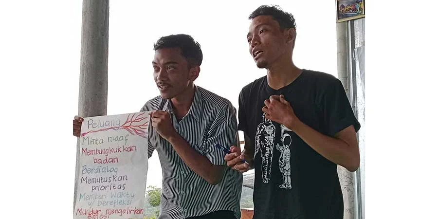 Ario and Ahmad Salahudin, Presentation: analyzed stories of nonviolence for their turning points. 2 November 2024. Wisata Kopi D'Kenzi Muria Mountain.. Photo:Petrus