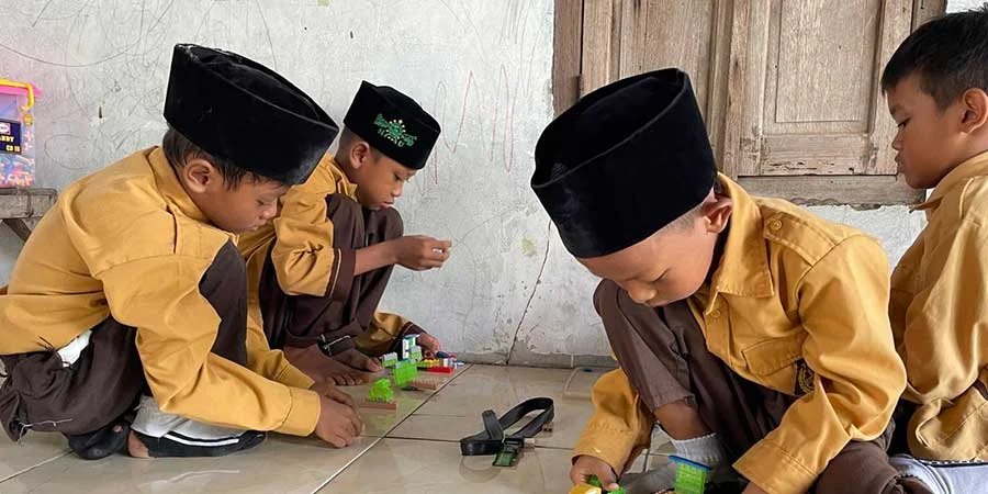 Free play session, children build a ship with legos