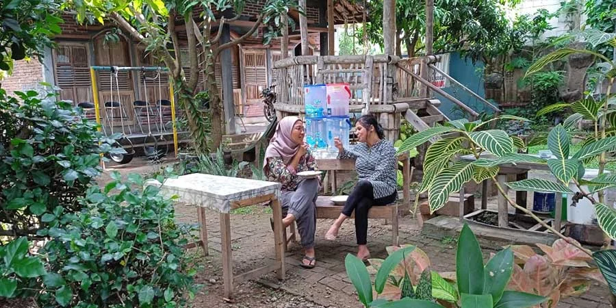 Ratih the Indonesia Peace Libraries Coordinator enjoying some soulful conversations with Anvita at Peace Place. Photo: Kins Aparece