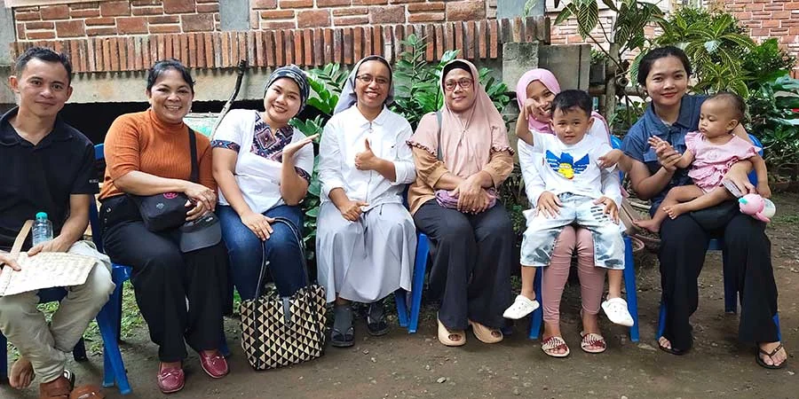 Elirie (2nd from left) together with some Regional Justice & Peace Training Participants and parents from Joglo Peace School. Photo: Nanik
