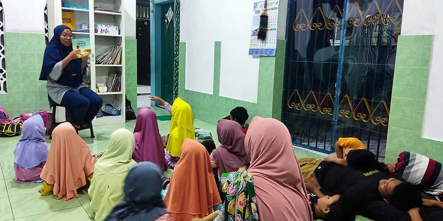 Read Aloud with Children in Bocah Becik Library