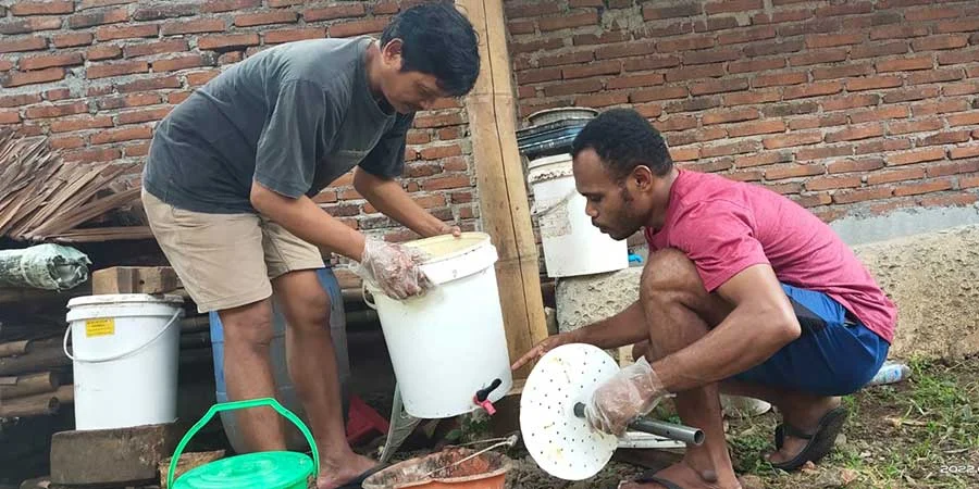 Petrus and Sint Aidit Tokoro, Practice making compost with decomposter, Peace Place Pati, August 2022